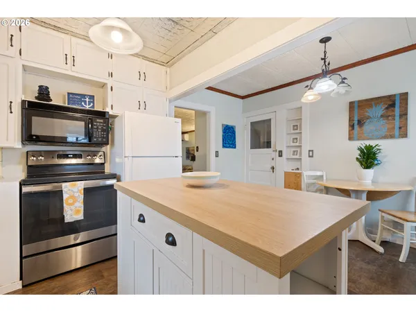 $284,000 | 1560 Southeast Hamilton Street, Roseburg, OR 97470