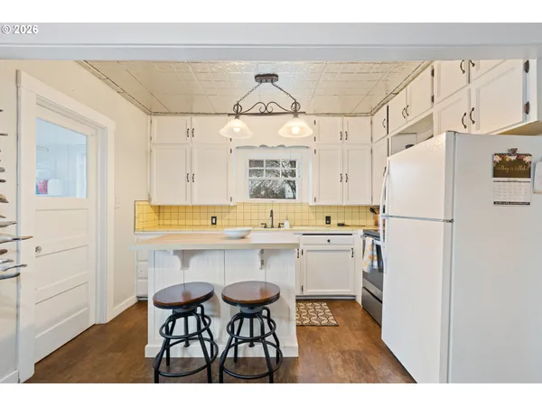 $284,000 | 1560 Southeast Hamilton Street, Roseburg, OR 97470