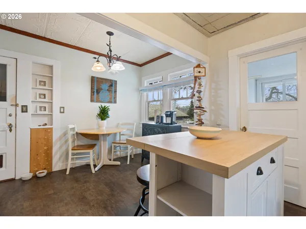 $284,000 | 1560 Southeast Hamilton Street, Roseburg, OR 97470