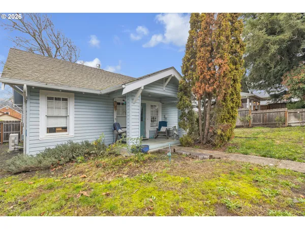$284,000 | 1560 Southeast Hamilton Street, Roseburg, OR 97470