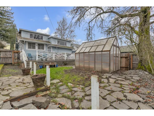 $284,000 | 1560 Southeast Hamilton Street, Roseburg, OR 97470