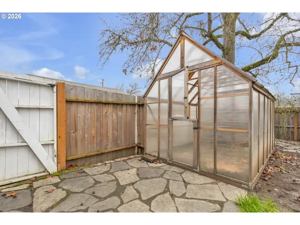 $284,000 | 1560 Southeast Hamilton Street, Roseburg, OR 97470