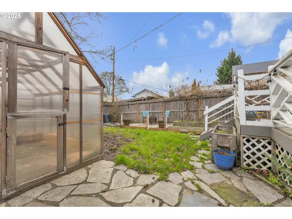 $284,000 | 1560 Southeast Hamilton Street, Roseburg, OR 97470