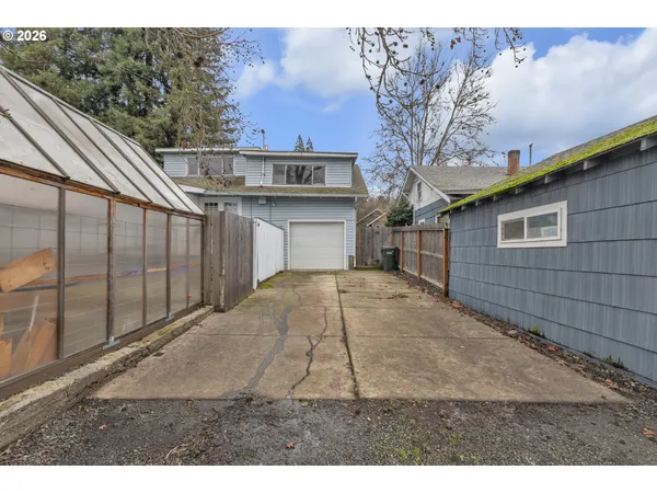 $284,000 | 1560 Southeast Hamilton Street, Roseburg, OR 97470