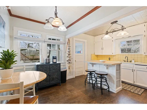 $284,000 | 1560 Southeast Hamilton Street, Roseburg, OR 97470