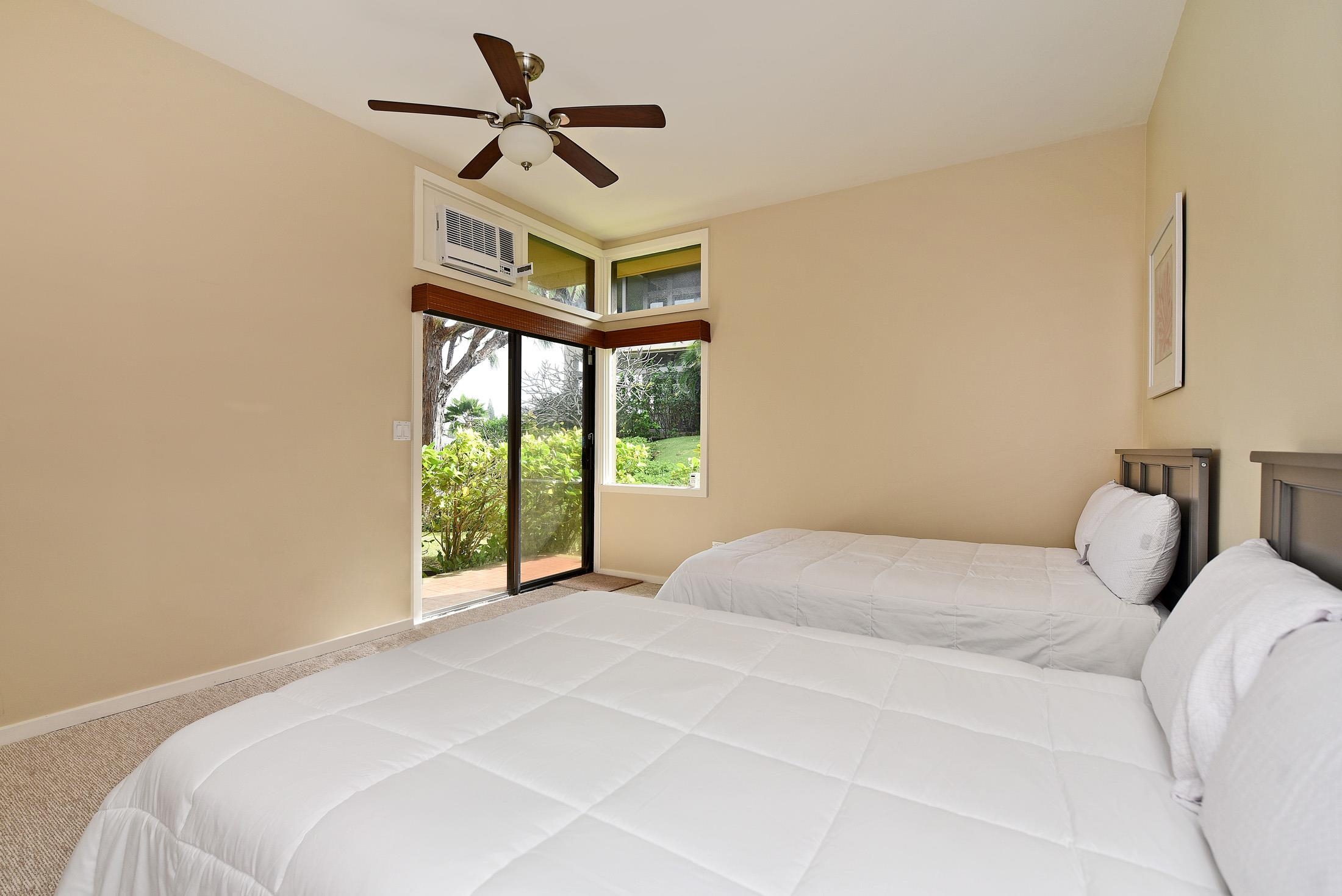 100 Ridge Road, Unit 101315 Lahaina, HI 96761 - Photo 19 of 23 a bedroom with a bed and a large window