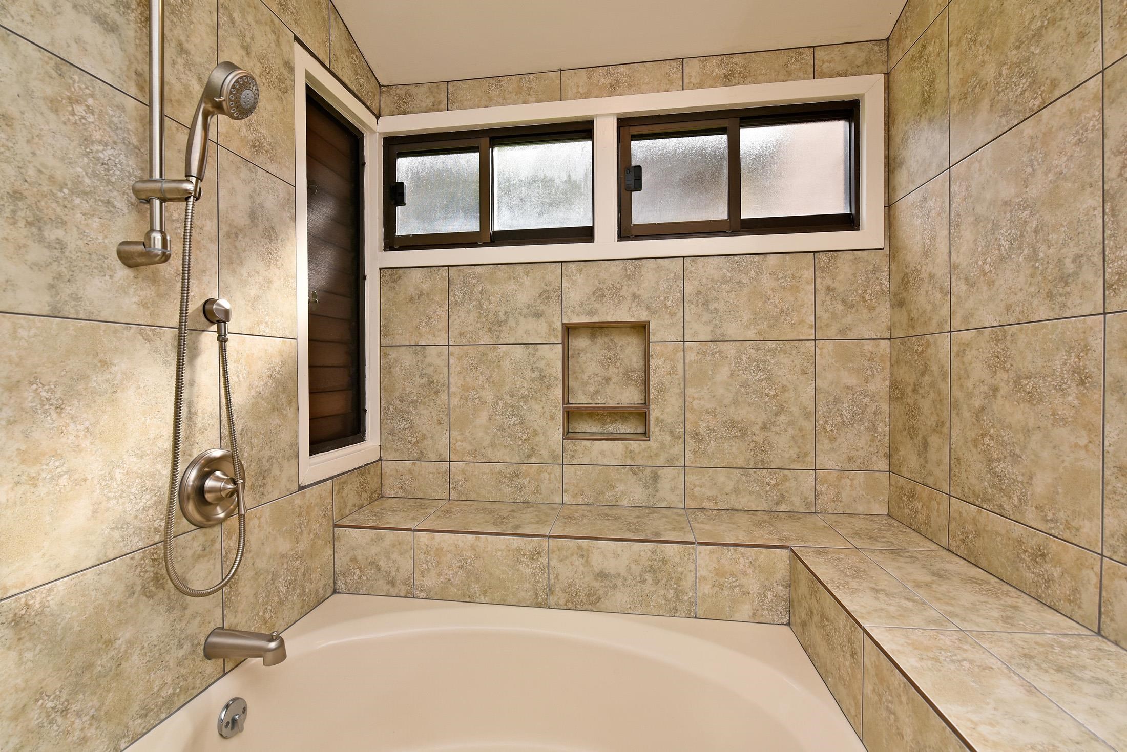 100 Ridge Road, Unit 101315 Lahaina, HI 96761 - Photo 22 of 23 a bathroom with a bathtub