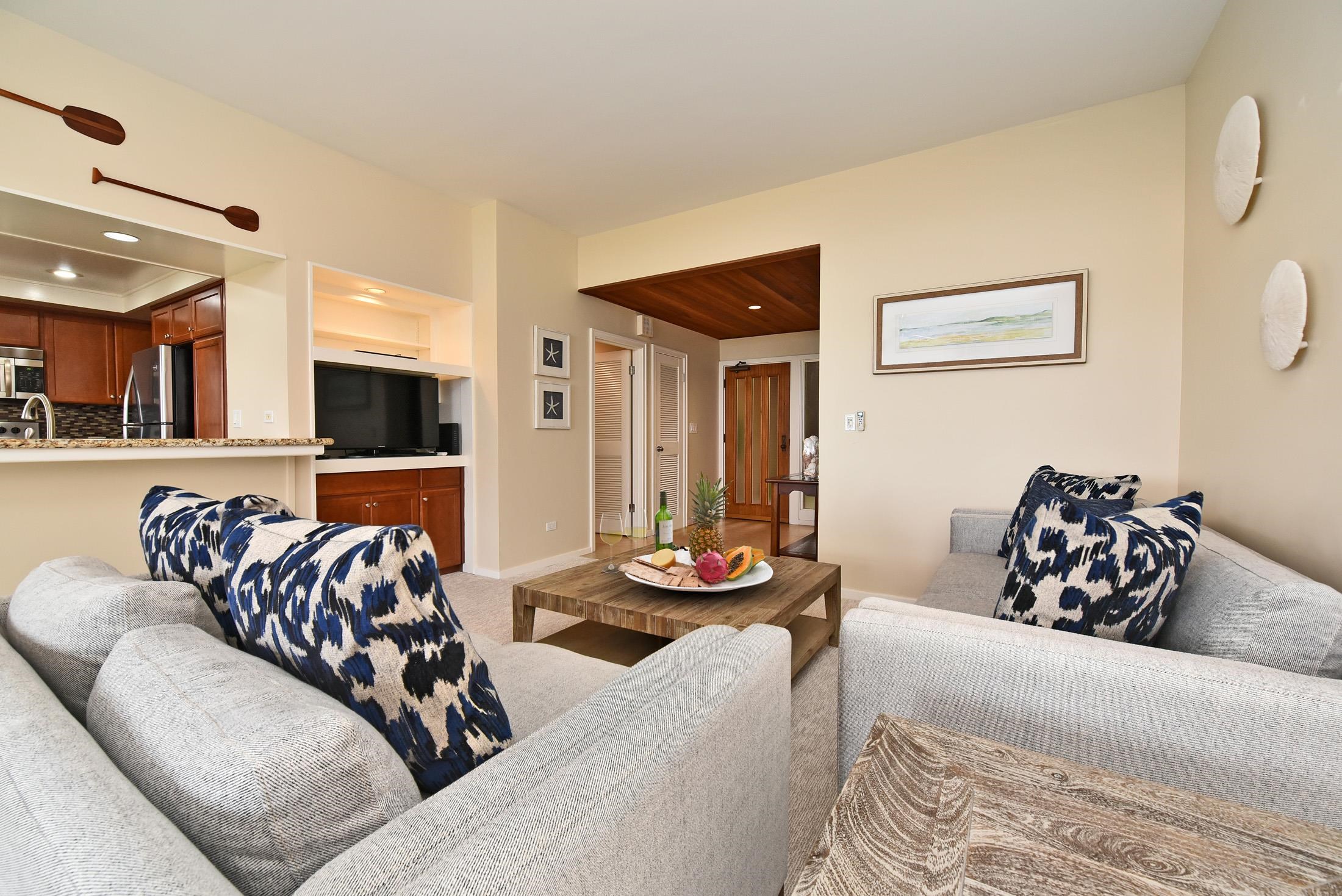 100 Ridge Road, Unit 101315 Lahaina, HI 96761 - Photo 7 of 23 a living room with furniture