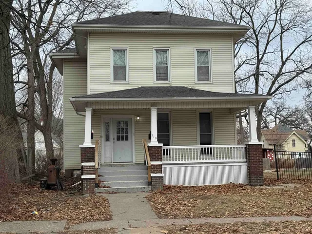 $900 | 710 East 13th Street, Unit 1, Davenport, IA 52803