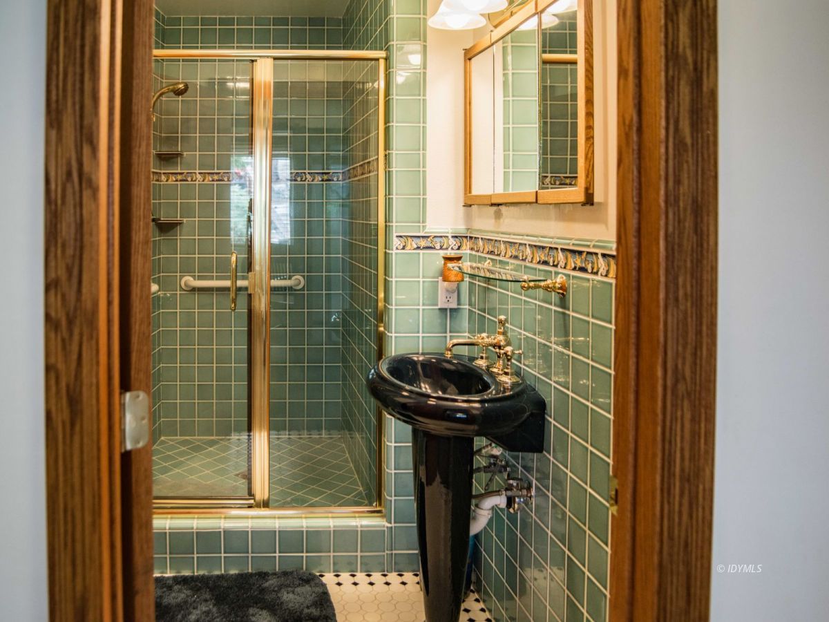 52670 Double View Drive Idyllwild, CA 92549 - Photo 16 of 37 Guest Bath 1