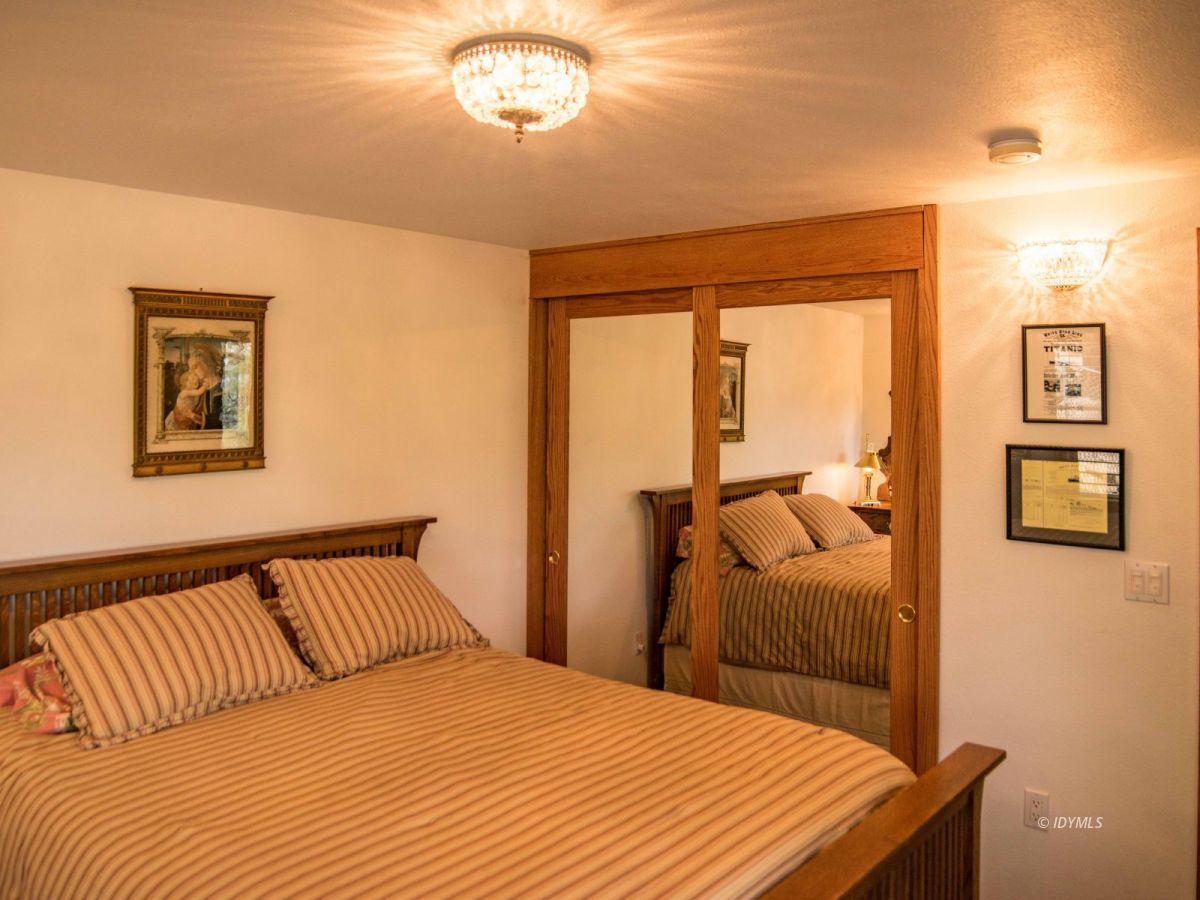 52670 Double View Drive Idyllwild, CA 92549 - Photo 24 of 37 Guestroom 3
