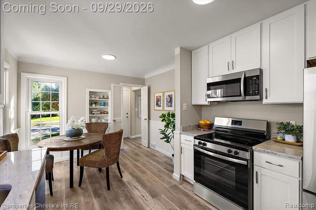 1544 Hampton Road Grosse Pointe Woods, MI 48236 - Photo 2 of 19 Gallery Image 2