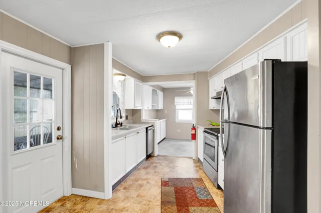 a view of a house with backyard