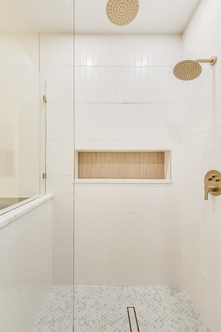 1034 West Monroe Street Chicago, IL 60607 - Photo 14 of 26 a close up of a shower