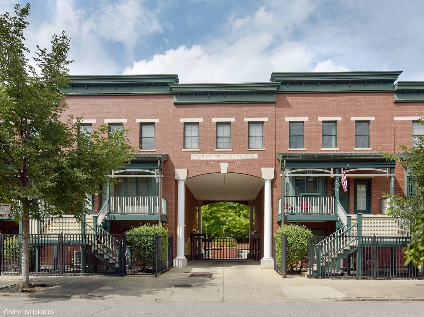 1034 West Monroe Street Chicago, IL 60607 - Photo 2 of 26 a front view of a house