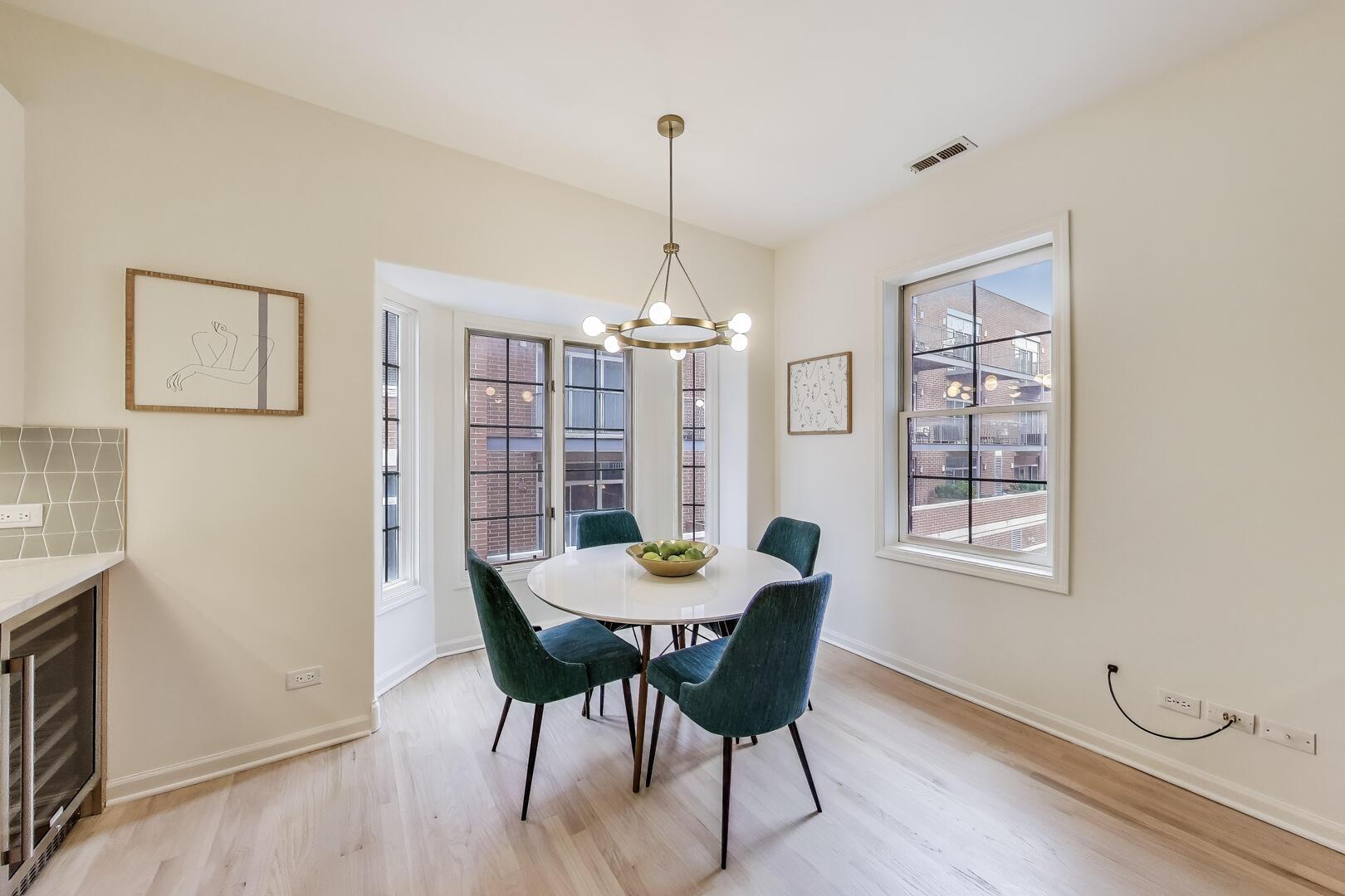 1034 West Monroe Street Chicago, IL 60607 - Photo 8 of 26 a dining room with furniture and window