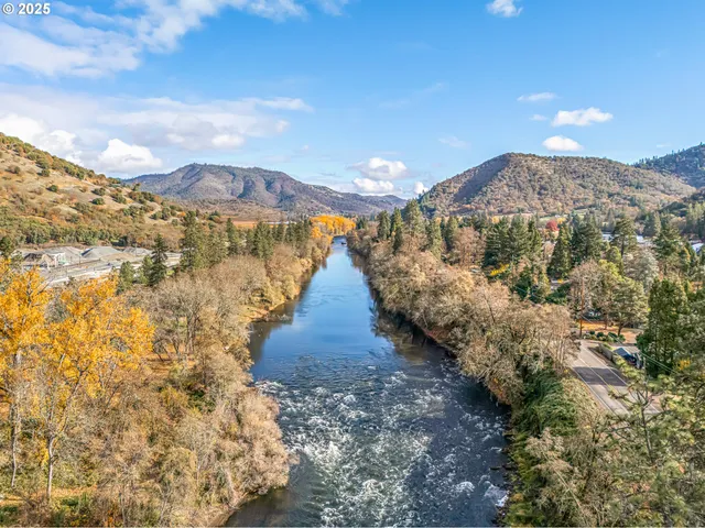 a view of a pathway with a yard