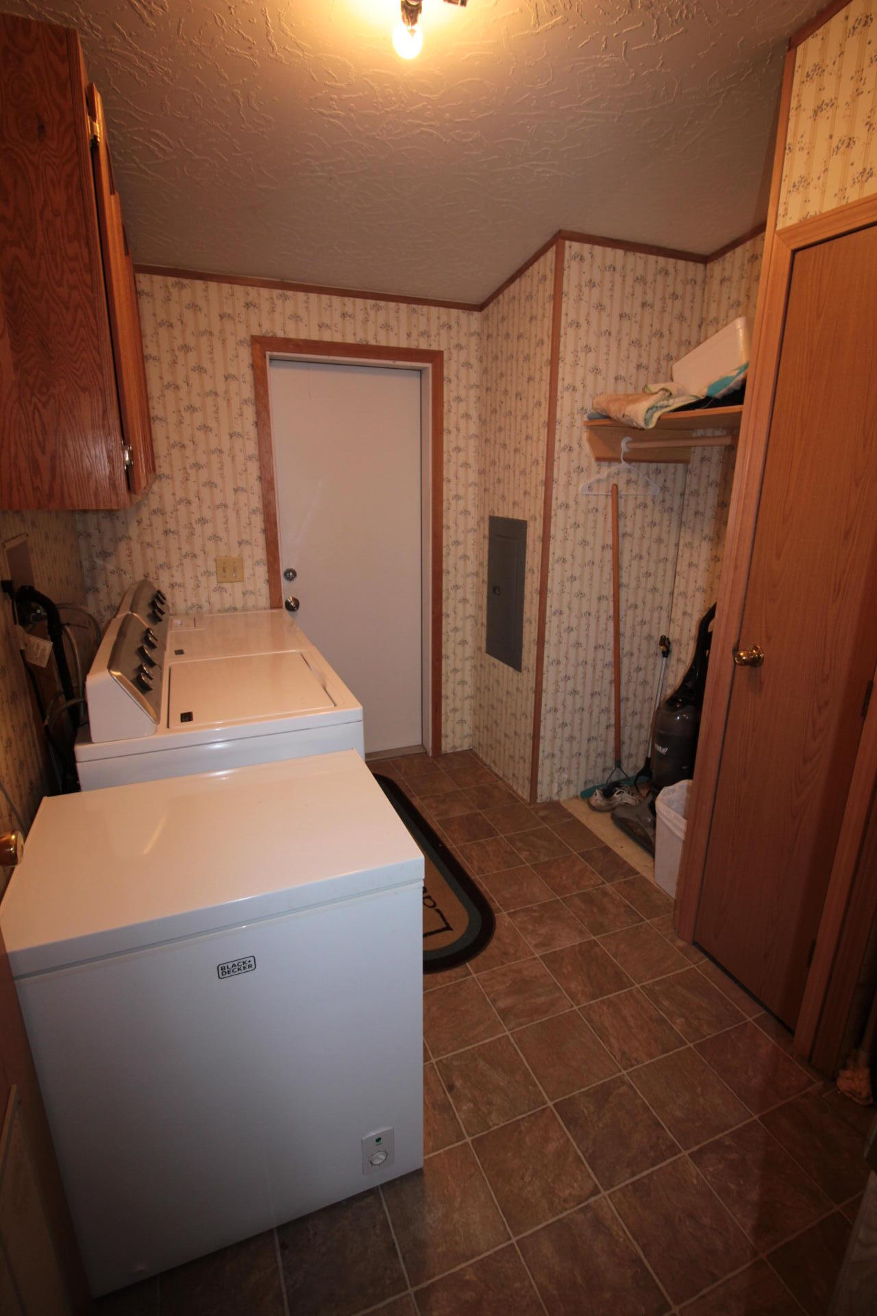 726 Summit Loop Grants Pass, OR 97527 - Photo 21 of 35 laundry room off back yard!