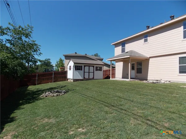 a view of a house with backyard and garden