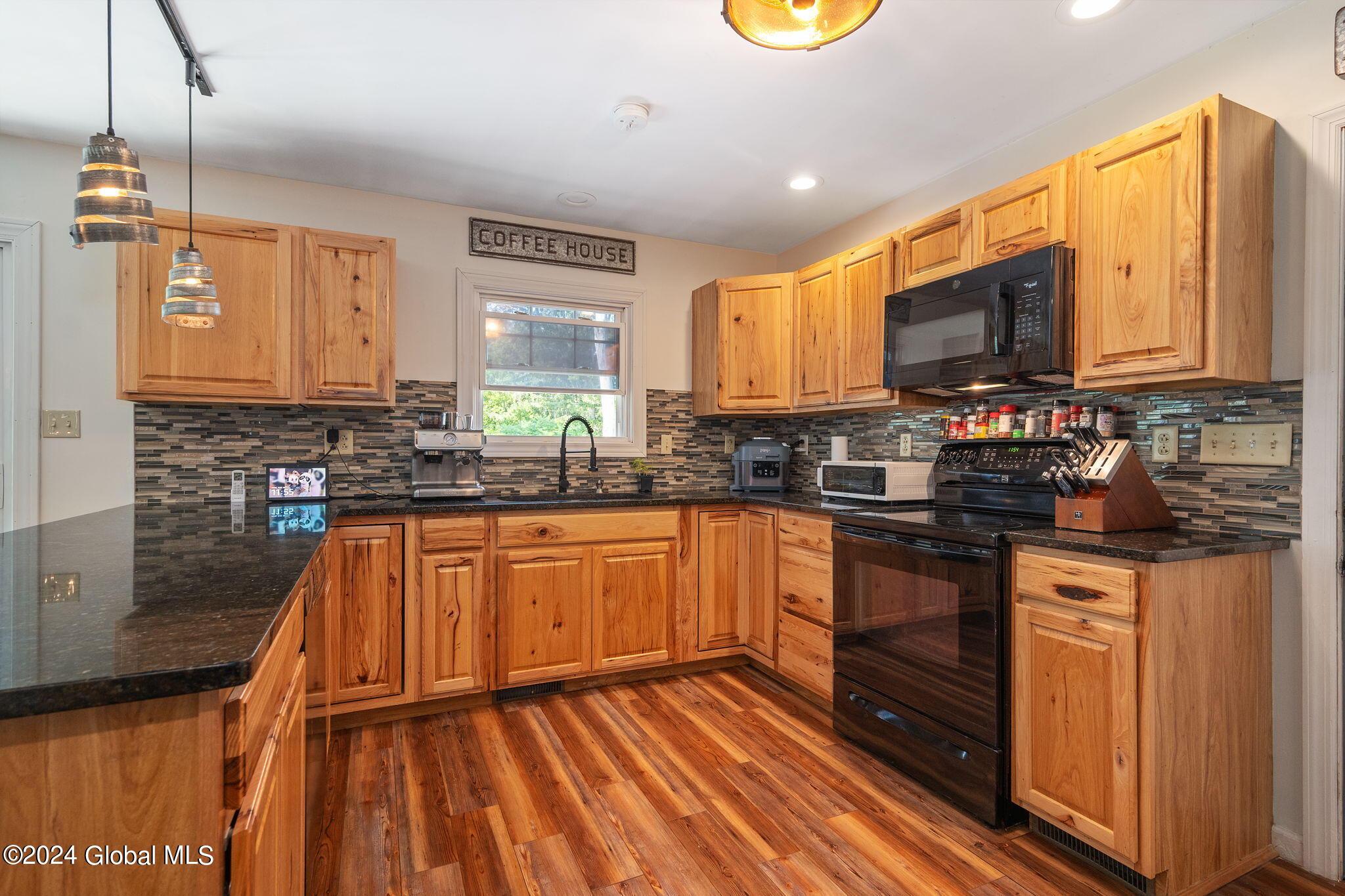 22 Merritt Drive Rotterdam, NY 12306 - Photo 10 of 40 10-22MerrittRd_10