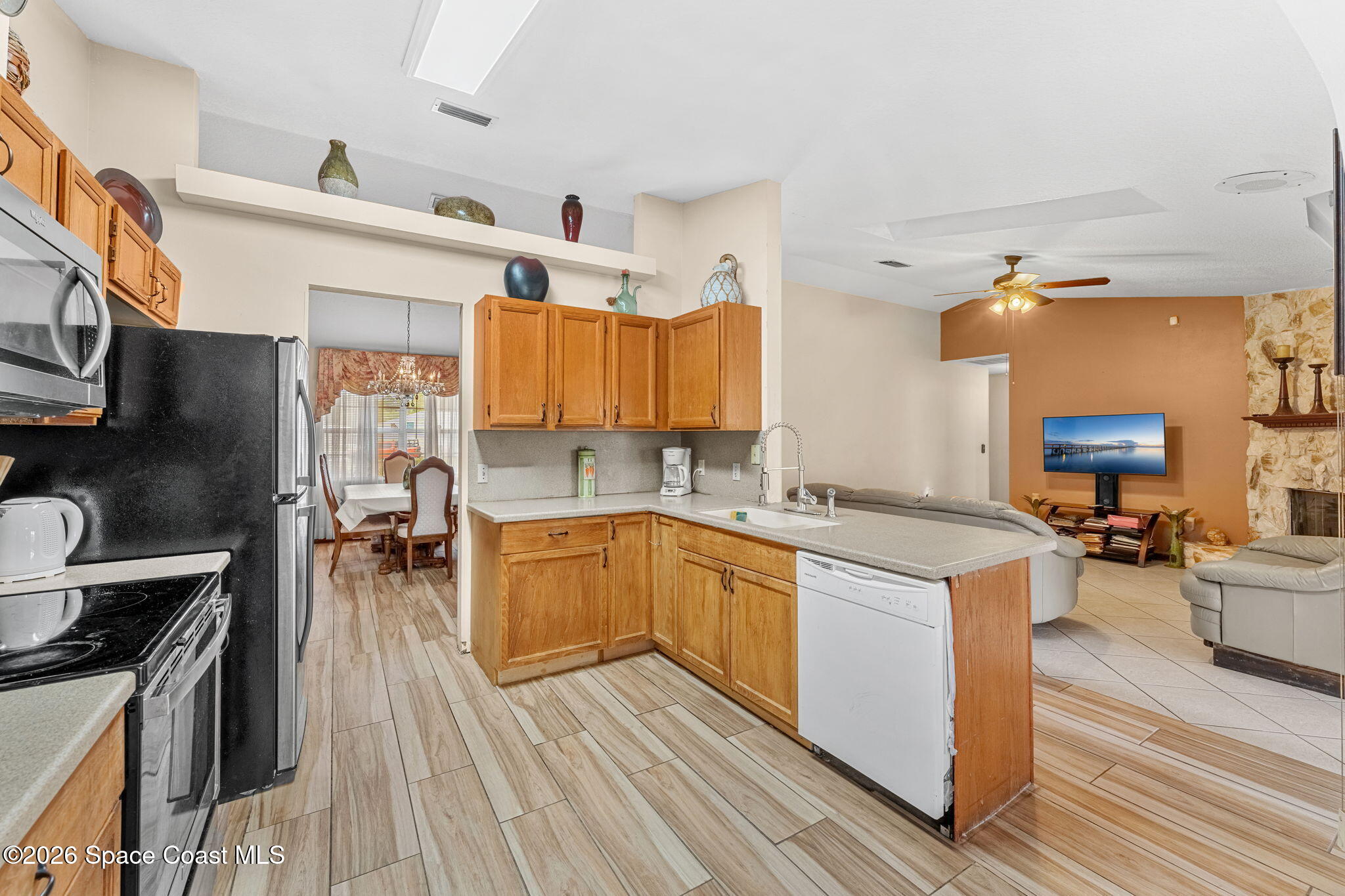 597 Balcom Terrace Southeast Palm Bay, FL 32909 - Photo 10 of 47 Kitchen Views