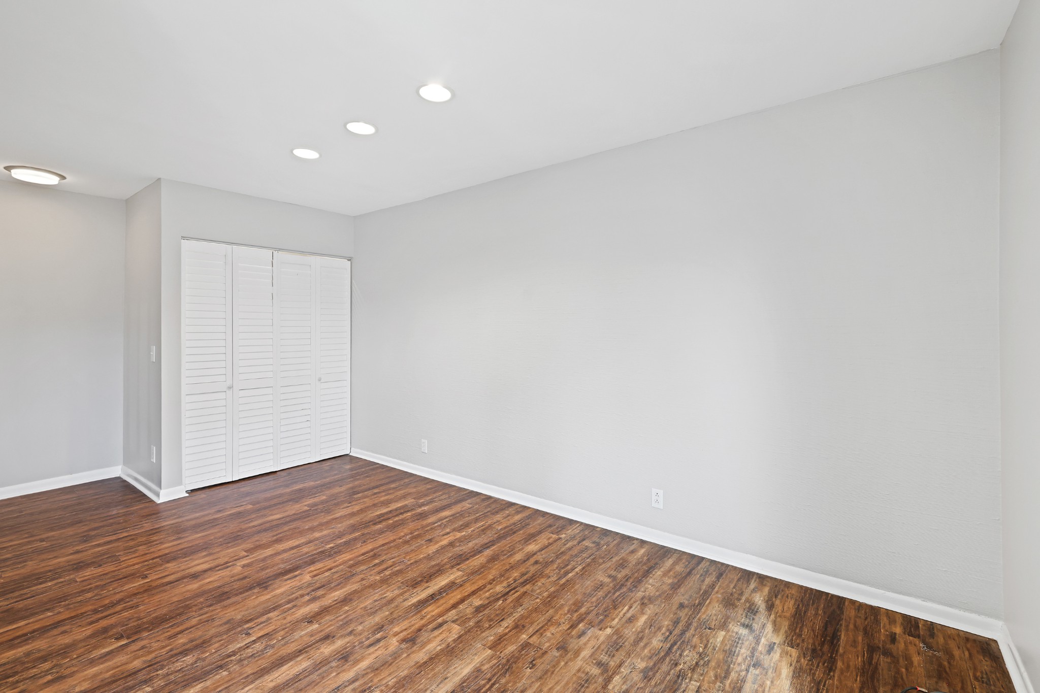 1900 Richard Jones Road, Unit V10 Nashville, TN 37215 - Photo 16 of 49 a view of an empty room with wooden floor