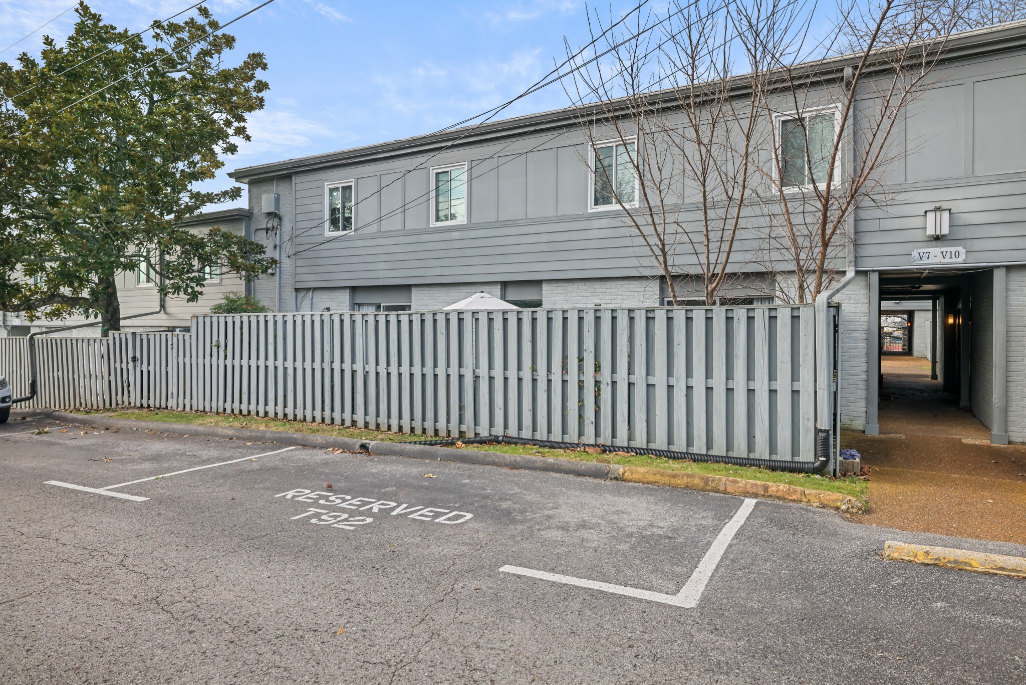 1900 Richard Jones Road, Unit V10 Nashville, TN 37215 - Photo 35 of 49 a view of a backyard