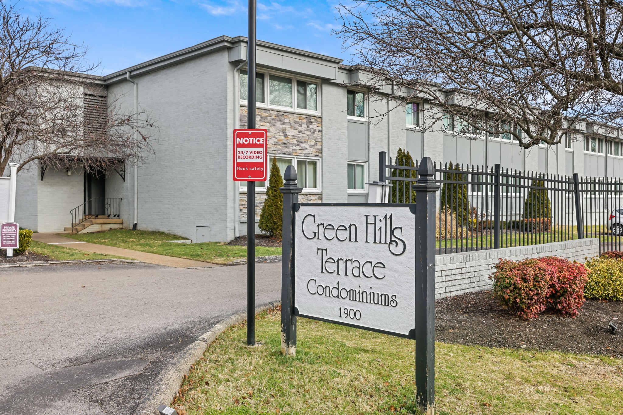 1900 Richard Jones Road, Unit V10 Nashville, TN 37215 - Photo 45 of 49 a sign on the side of a building