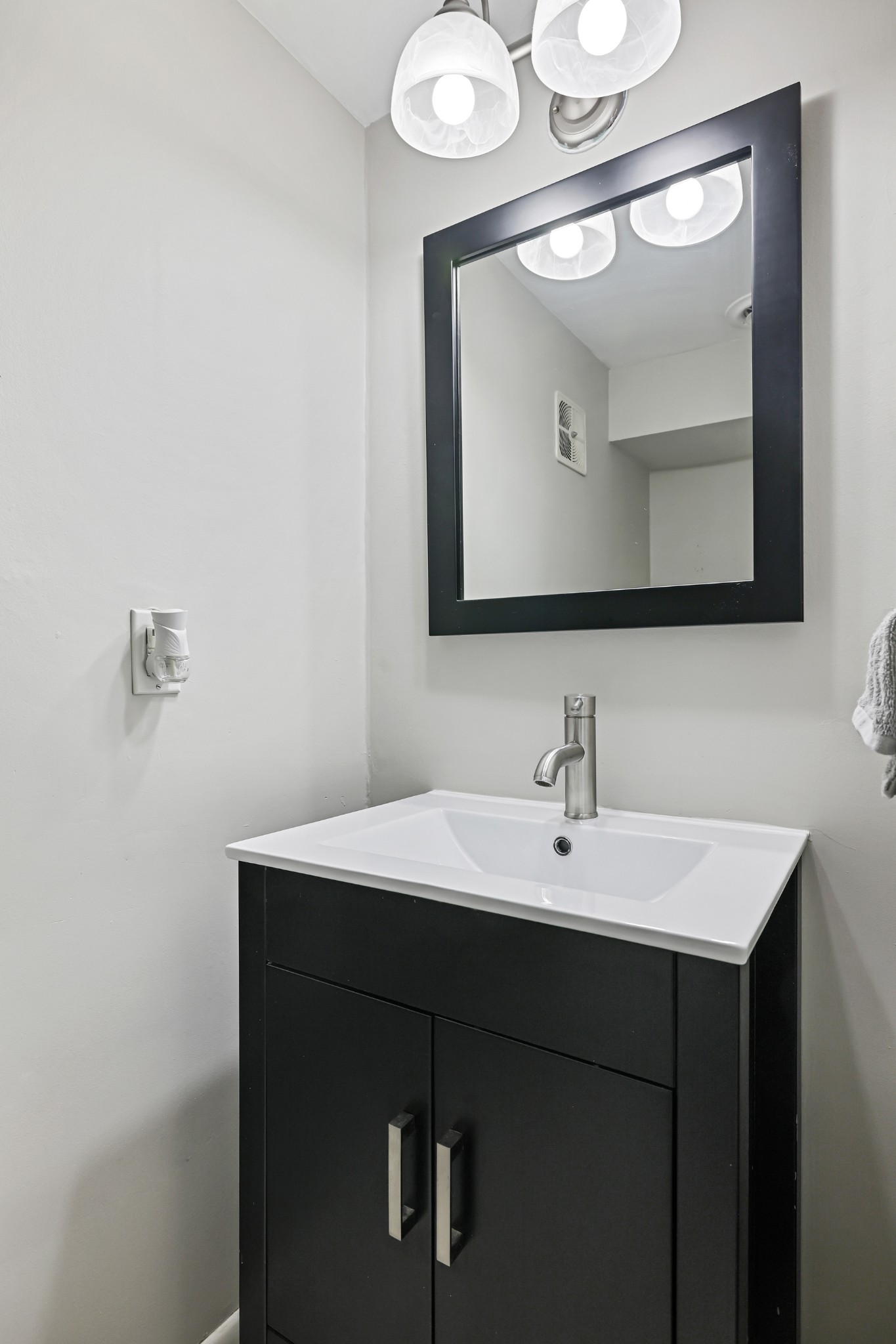 1900 Richard Jones Road, Unit V10 Nashville, TN 37215 - Photo 10 of 49 a bathroom with a sink and a mirror