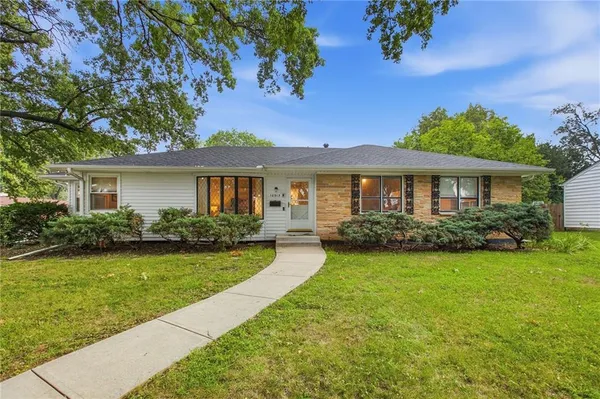 $325,000 | 10915 Elmwood Drive, Kansas City, MO 64137