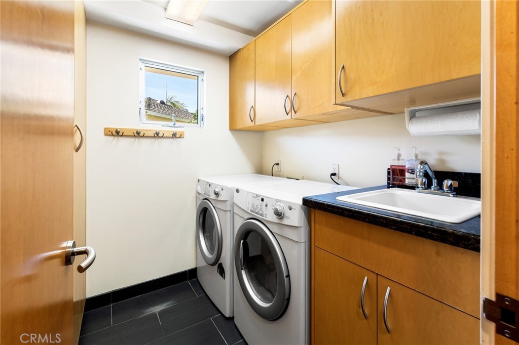 253 Ancona Drive Long Beach, CA 90803 - Photo 20 of 39 a utility room with dryer and washer