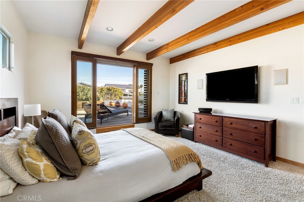 253 Ancona Drive Long Beach, CA 90803 - Photo 27 of 39 a bedroom with a bed television window and a flat screen television