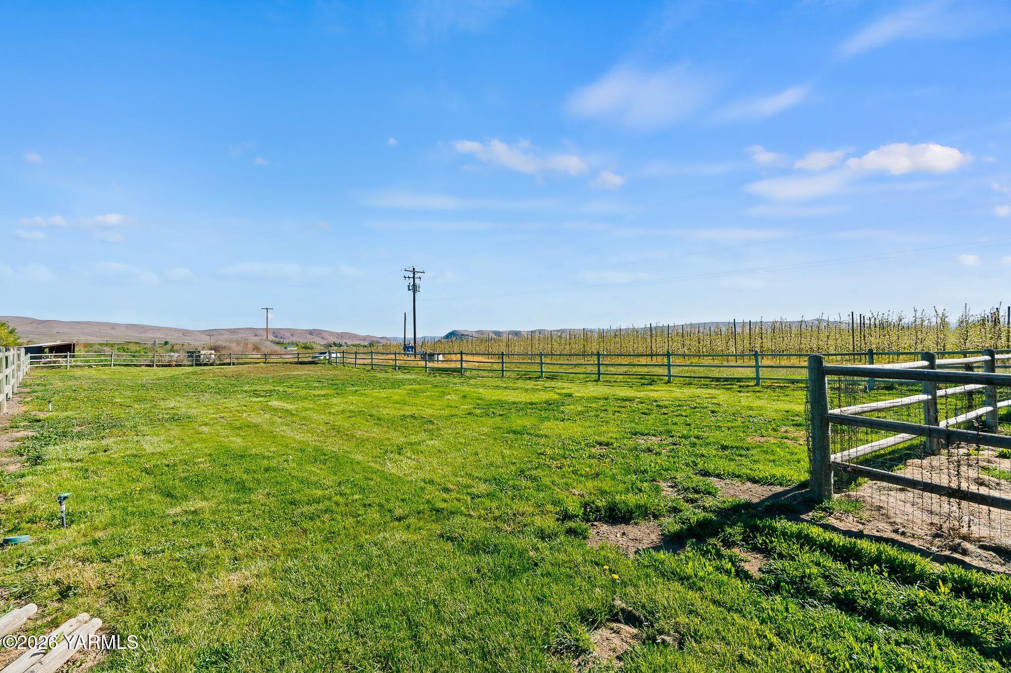 2550 Kays Road Wapato, WA 98951 - Photo 40 of 52 a view of an ocean view