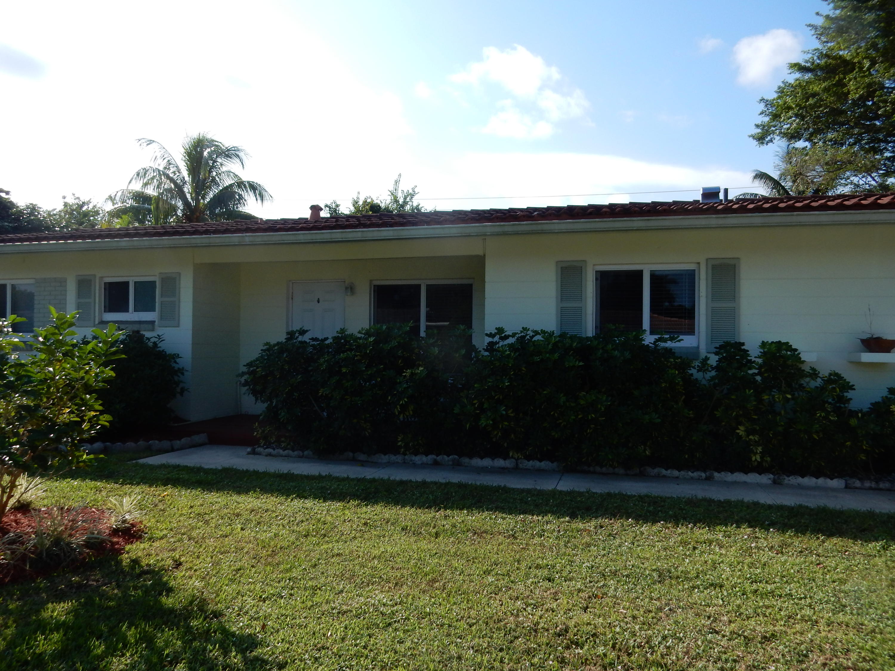 20 Forest Hills Lane Boca Raton, FL 33431 - Photo 5 of 36 20 front1