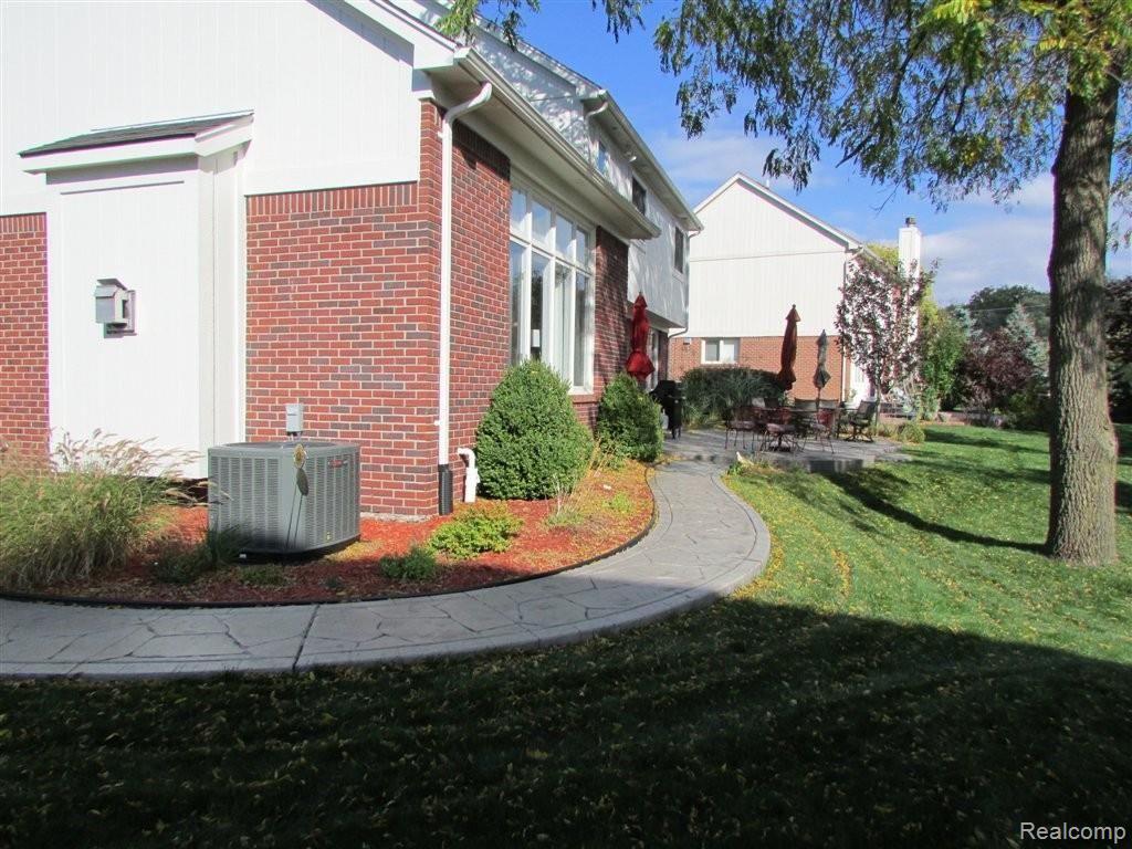 1027 Rochelle Park Drive Rochester, MI 48307 - Photo 5 of 31 BACKYARD 2.JPG