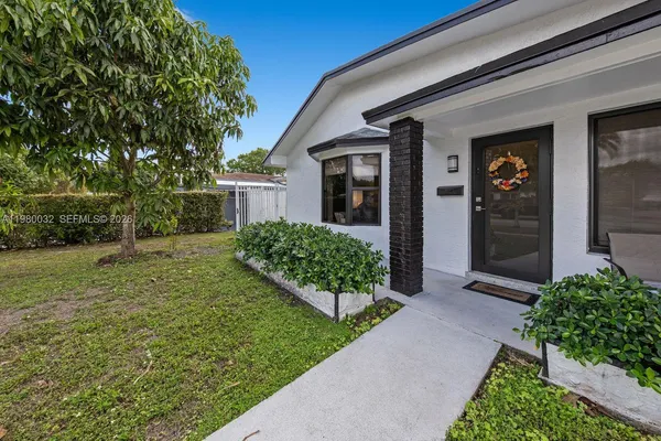 a view of a house with backyard and a garden
