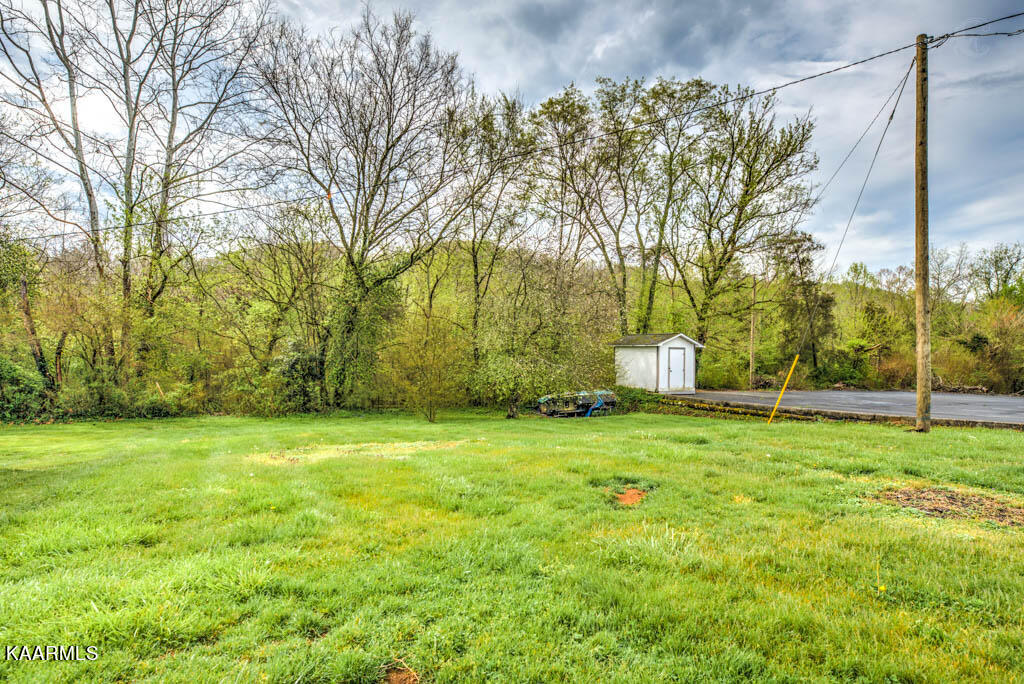 325 Blockhouse Valley Road Clinton, TN 37716 - Photo 3 of 23 65539461-6AB3-4CF2-97B5-D27B92D18494