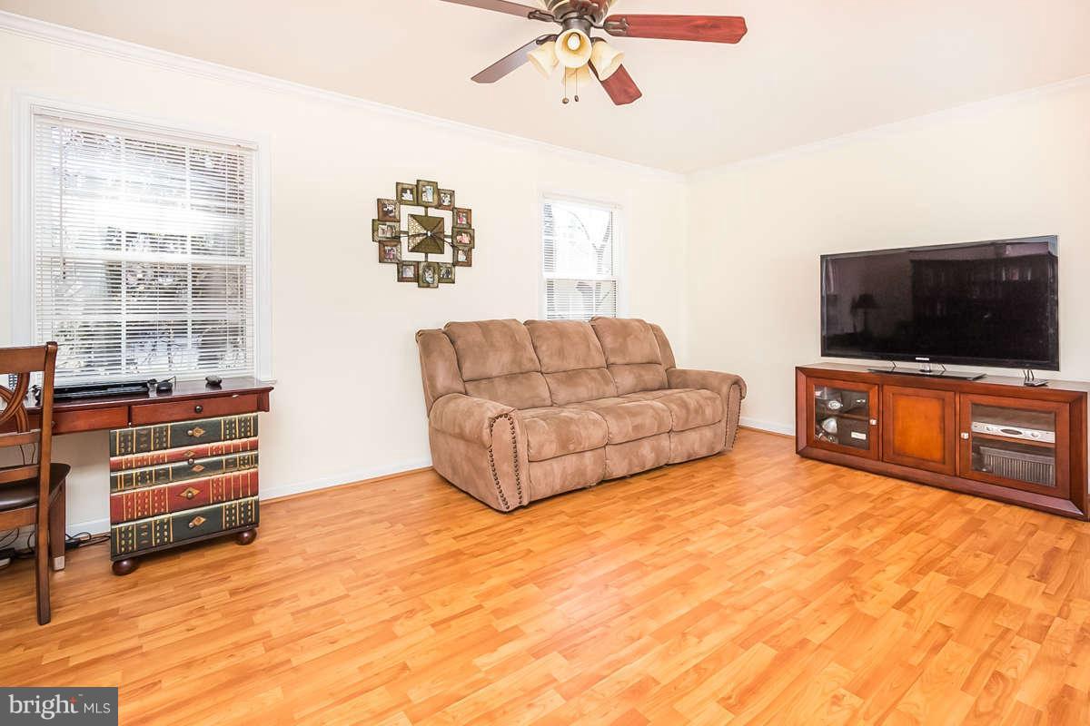 5987 Grand Banks Road Columbia, MD 21044 - Photo 10 of 29 Living Room