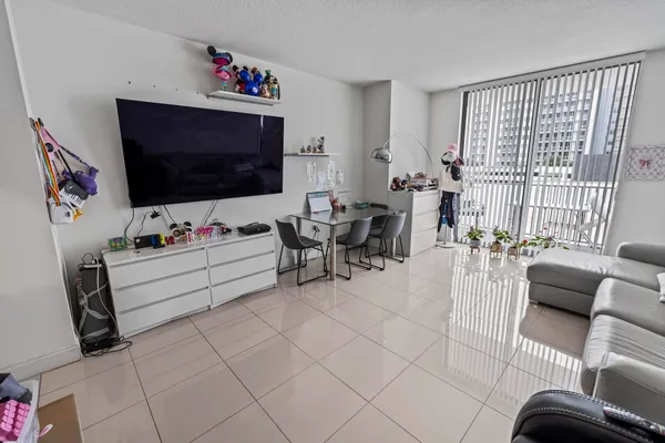 $294,000 | 140 South Dixie Highway, Unit 512, Hollywood, FL 33020
