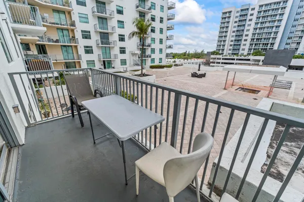 $294,000 | 140 South Dixie Highway, Unit 512, Hollywood, FL 33020