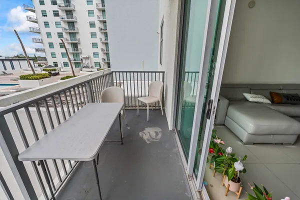 $294,000 | 140 South Dixie Highway, Unit 512, Hollywood, FL 33020
