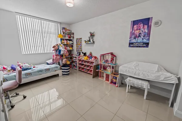 $294,000 | 140 South Dixie Highway, Unit 512, Hollywood, FL 33020