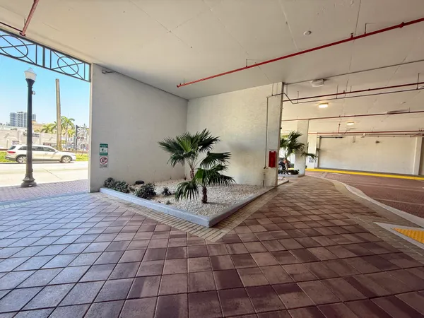 $294,000 | 140 South Dixie Highway, Unit 512, Hollywood, FL 33020