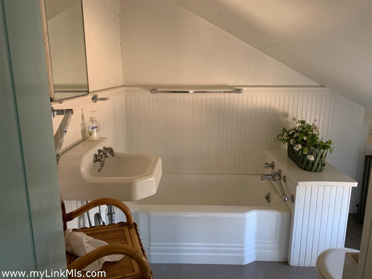 641 Old County Road West Tisbury, MA 02568 - Photo 22 of 27 http://d1qzqeyxiitrap.cloudfront.net/photos/39064/1200/0c165519.jpg