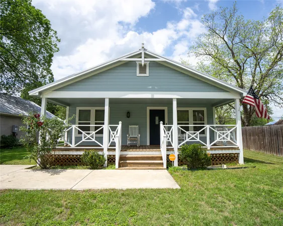 $299,900 | 404 Rivers Street, Smithville, TX 78957