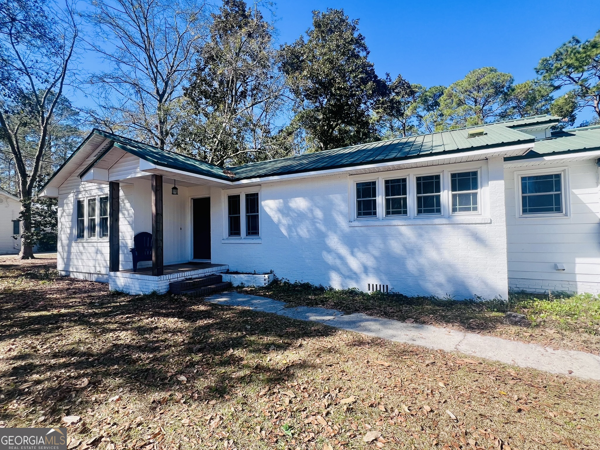 594 South 3rd Street Jesup, GA 31545 - Photo 2 of 32 a view of a house with a yard