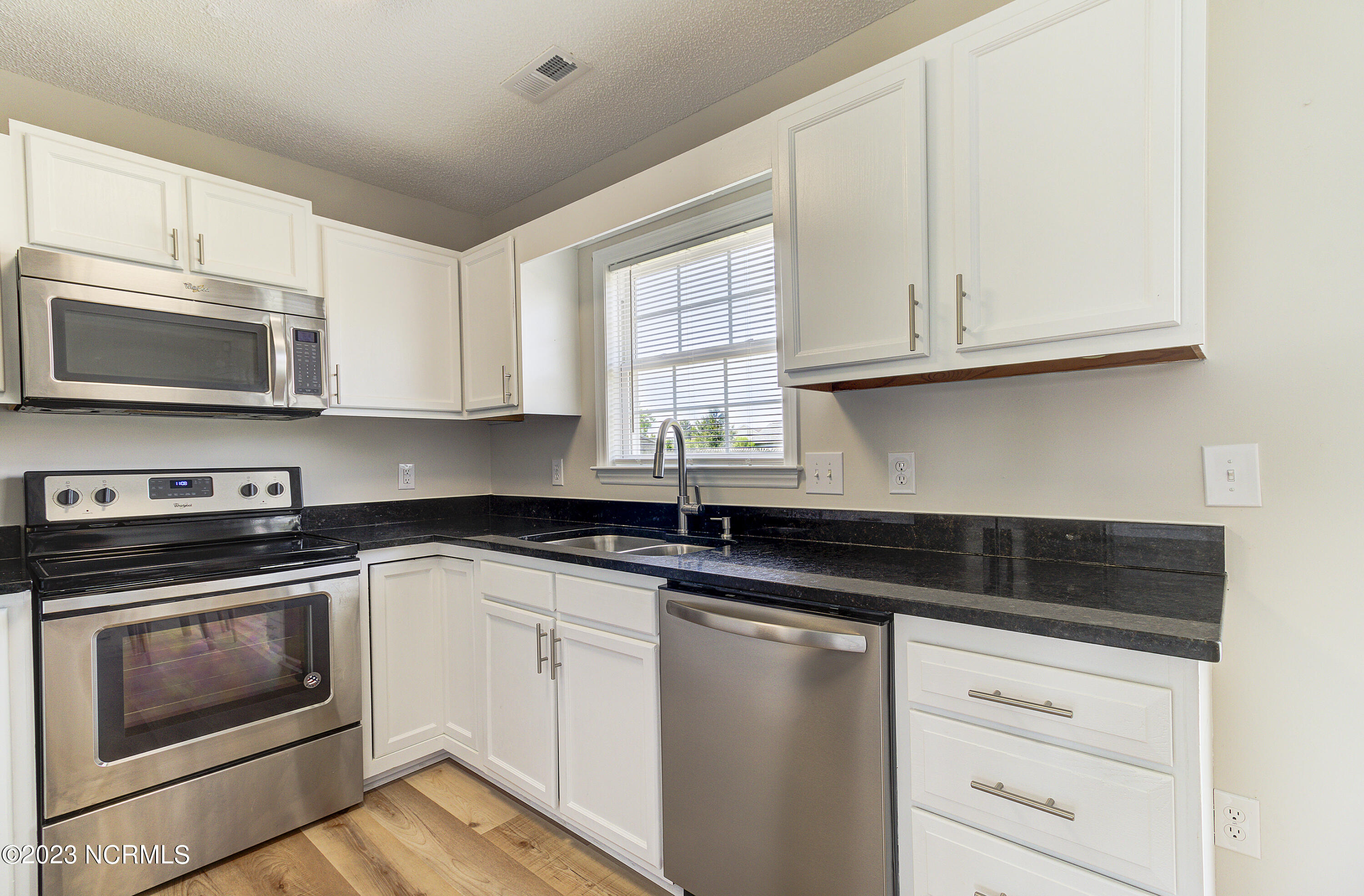 7121 Thurgood Road Wilmington, NC 28411 - Photo 6 of 16 Kitchen