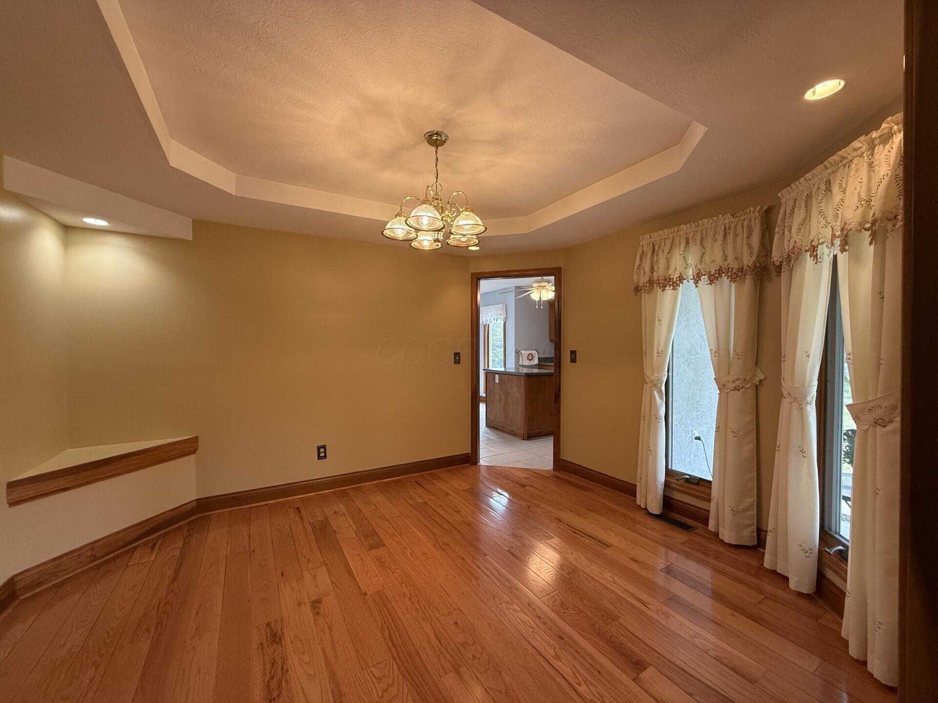 4760 Hopewell Church Road Southwest Lancaster, OH 43130 - Photo 5 of 39 Ding Room with Tray Ceiling