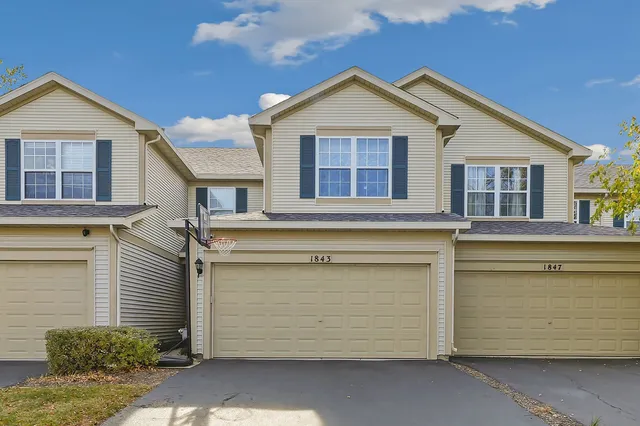 $275,000 | 1843 South Wentworth Circle, Romeoville, IL 60446