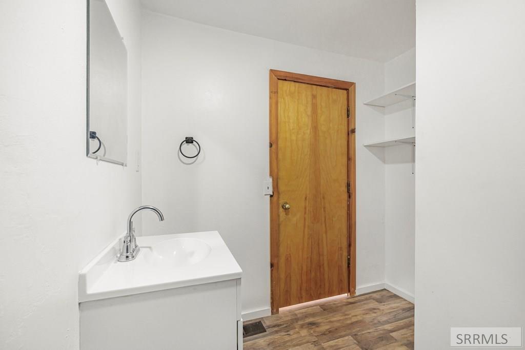 825 East 700 North Shelley, ID 83274 - Photo 28 of 52 Level 1 Main Bathroom